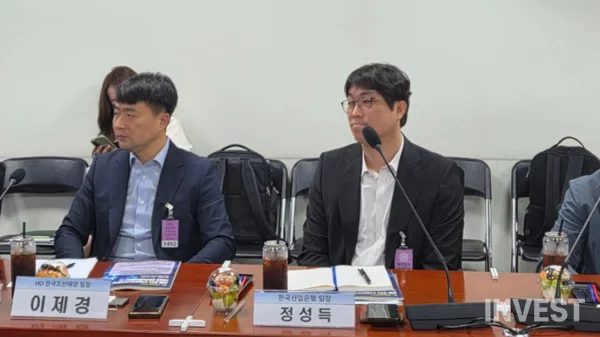 왼쪽부터 이제경 HD한국조선해양 팀장, 정성득 산업은행 팀장 (사진 = 황환열 기자)