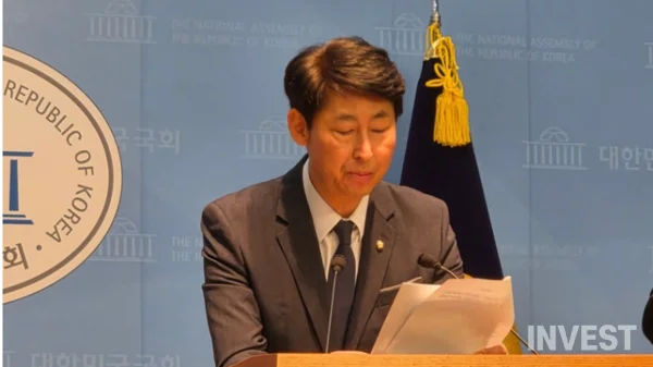 이훈기 더불어민주당 국회의원이 30일 국회 소통관에서 '주가누르기 방지법' 통과를 촉구하는 기자회견을 하고 있다.  (사진 = 황환열 기자)
