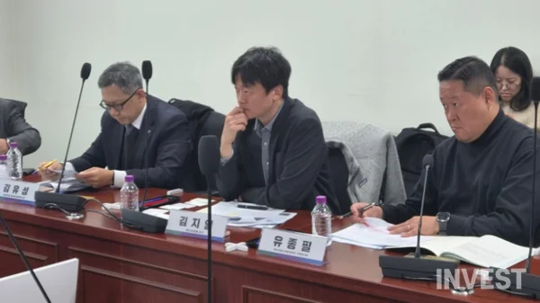 Từ trái sang: Giáo sư Kim Yu-seong thuộc Trường Luật Đại học Yonsei, Giám đốc Kim Ji-yeol thuộc…