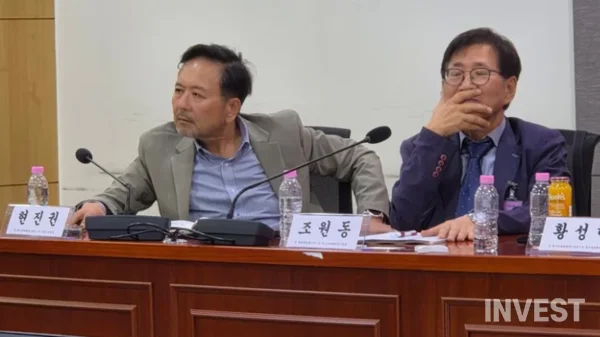 左からヒョン・ジングォン前韓国財政学会会長、チョ・ウォンドン前青瓦台経済首席（写真 = ファン・ファニョル記者）